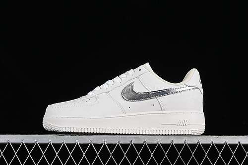 320AF2406110AIR FORCE 1 07 LOW WHITESILVERWOMAN3639MAN4045