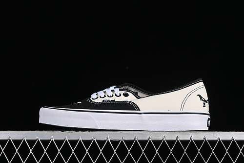230VN0009VBPBVANS AUTHENTIC WHITEBLACKGREYWOMAN3539MAN4044