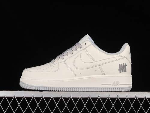300UN1988666UNDEFEATED AIR FORCE 1 07 LOW OFF WHITESILVERWOMAN3639MAN4045