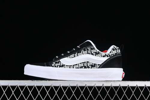 230VN0009QCB9PVANS KNUSKOOL CDG BLACKTRUE WHITEREDWOMAN3539MAN4044