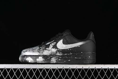 320CW2288012AIR FORCE 1 07 LOW SILVERBLACKWOMAN3639MAN4045
