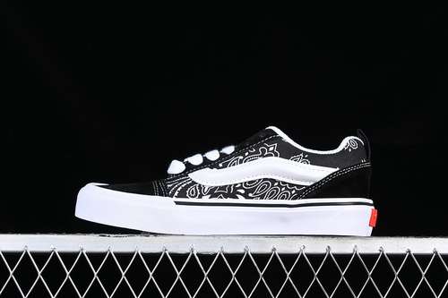 230VN0007QDBMWVANS KNU SKOOL WHITEBLACKWOMAN3539MAN4044