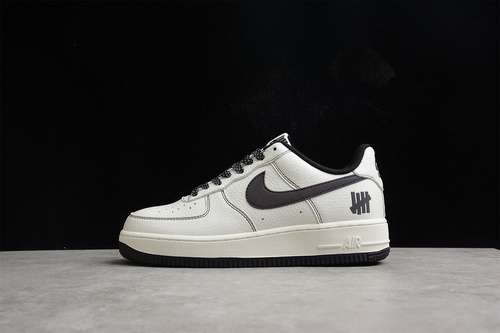 340UN2588121AIR FORCE 1 LOW 07 SU19 WHITEWHITEBLACKWOMAN3639MAN4045
