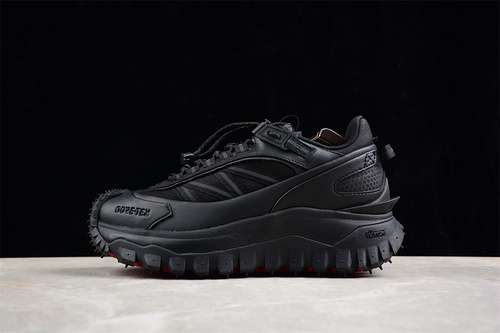 630MONCLER TRAILGRIP GTX BLACKWOMAN3639MAN4046