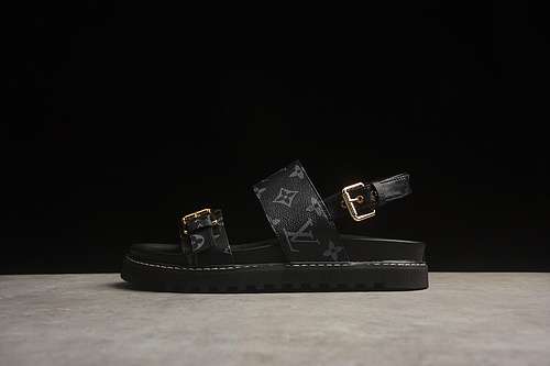 320LOUIS VUITTON A COLLECTION OF BEACH SANDALS BLACKWOMAN3540
