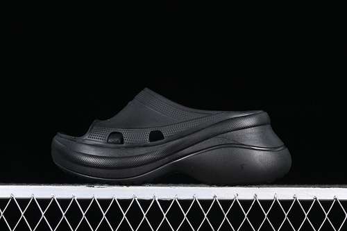 270W1S8E1000BALENCIAGA POOL CROCS BLACKWOMAN3640