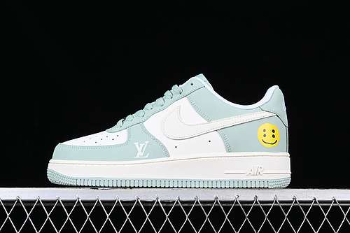 320BS9055612AIR FORCE 1 07 LOW WHITEGREENWOMAN3639MAN4045