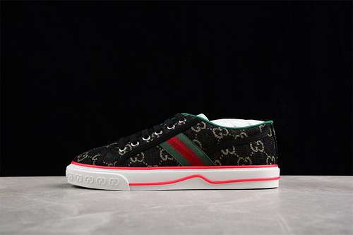 500GUCCI TENNIS 1977 PRINT SNEAKER BLACKWHITEREDMAN4044