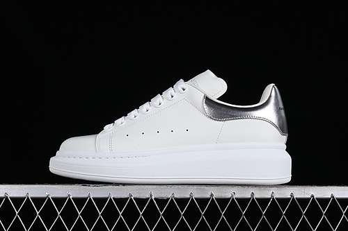 560ALEXANDER MCQUEEN WHITESILVERWOMAN3539MAN4044