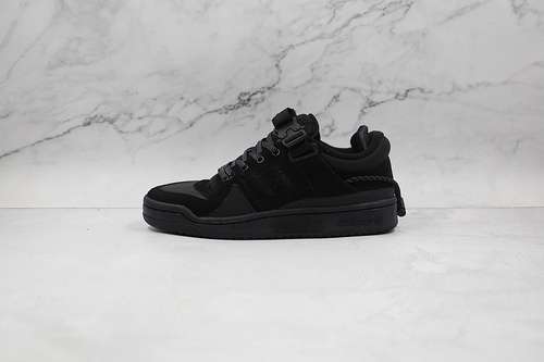 330GW0267BAD BUNNY X FORUM BUCKLE LOW CORE BLACKCORE BLACKCORE BLACKMAN4045