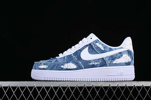 320CW2288111AIR FORCE 1 07 LOW WHITEBLUEWOMAN3639MAN4045
