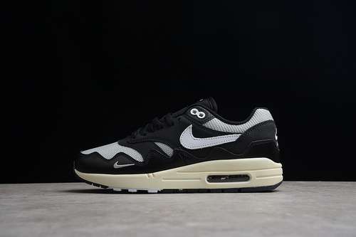 320DQ0299001PATTA X AIR MAX 1 METALLIC SILVERWHITEBLACKCOCONUT MILKUNSIEX3645