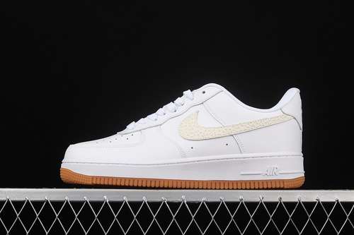 300DH2473001AIR FORCE 1 LOW 07 BEIGEWHITEDEEP GUMWOMAN3639MAN4045