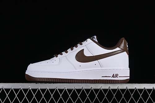 280306509121AIR FORCE 1 07 LOW WHITEBISONVARSITY REDWOMAN3639MAN4045
