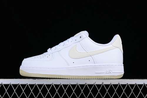280AO2132101AIR FORCE 1 07 LOW ESSENTIAL TRIPLE WHITEWHITEWHITE WHITEUNISEX3645