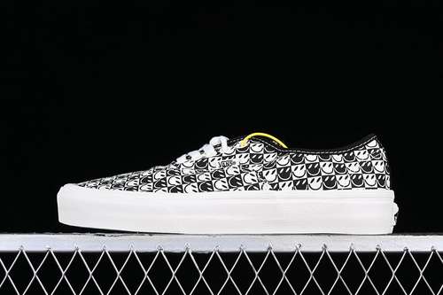 220VN000BVWK1GAUTHENTIC VR3 BLACKWHITEWOMAN3539MAN4045