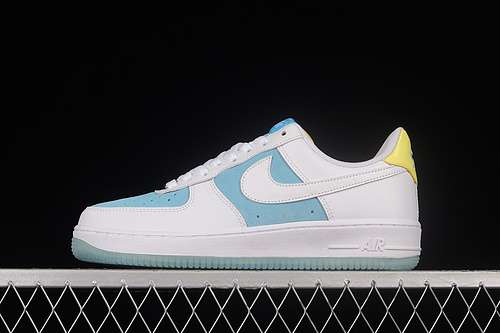 300AA7687400AIR FORCE 1 07 LOW WHITEWHITELIGHT BLUEWOMAN3639MAN4045