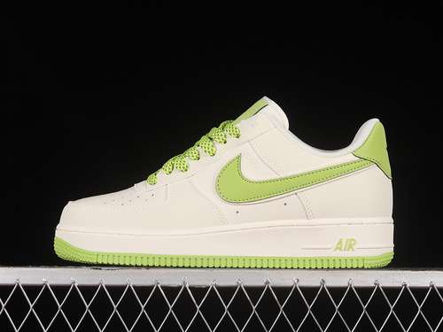 320GL6835007AIR FORCE 1 07 LOW OFF WHITEGREENWOMAN3639MAN4045