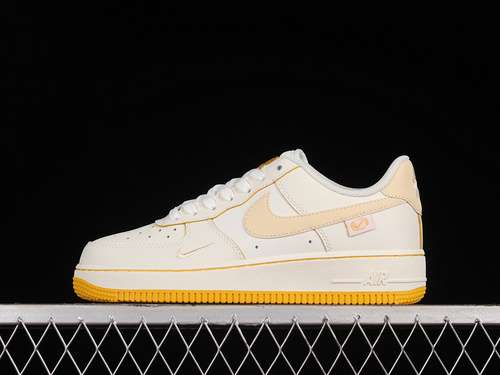 310FB1839222AIR FORCE 1 LOW WHITESAILEGG YOLKWOMAN3639MAN4045