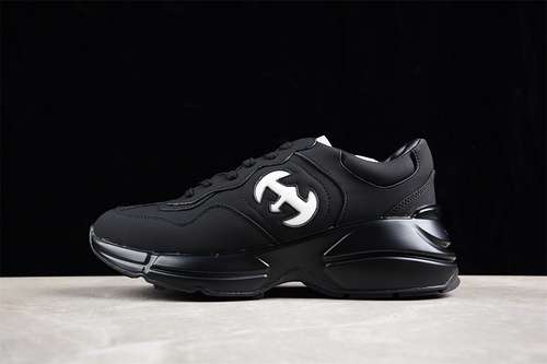 580GUCCI BLACKWHITEWOMAN3539MAN4045