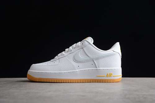 280DZ4512100AIR FORCE 1 LOW WHITEUNIVERSITY GOLDWHITEGUM LIGHT BROWNUNISEX3645