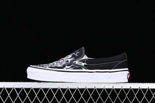 210VN0009Q7BMXVANS CLASSIC SLIPON FLAME SKULL WHITEBLACKWOMAN3539MAN4044