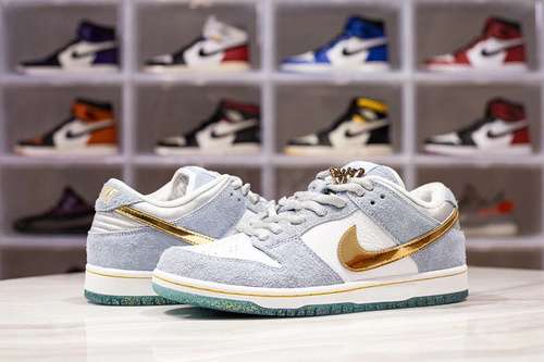 450DC9936100H12 SEAN CLIVER X DUNK LOW SB HOLIDAY SPECIAL WHITEPSYCHIC BLUEMETALLIC GOLD