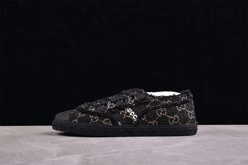 380GUCCI A LIGHT LUXURY PIECE FROM GUCCIx27S SPRING CATWALK BLACKWOMAN3539MAN4045