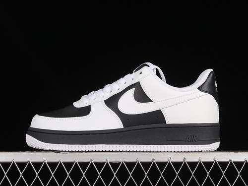 300JP6516811AIR FORCE 1 07 LOW WHITEBLACKWOMAN3639MAN4045