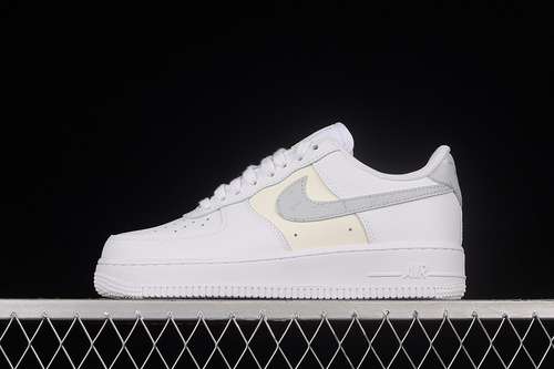 310DV2237100AIR FORCE 1 07 LOW WHITEWHITESILVERWOMAN3639MAN4045