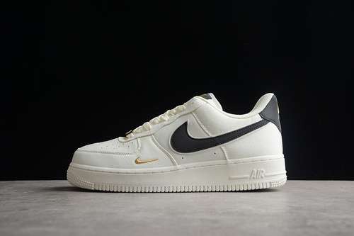 340MN5696809AIR FORCE 1 LOW 07 BEIGEBLACKGOLDWOMAN3639MAN4045