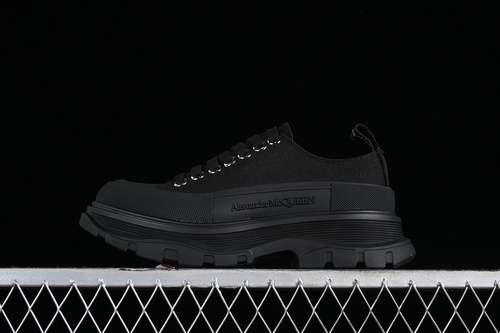 530760165ALEXANDERMCQUEEN BLACKWOMAN3539MAN4044