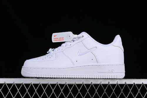 280FB8251100AIR FORCE 1 07 LOW WHITEWOMAN3639MAN4045