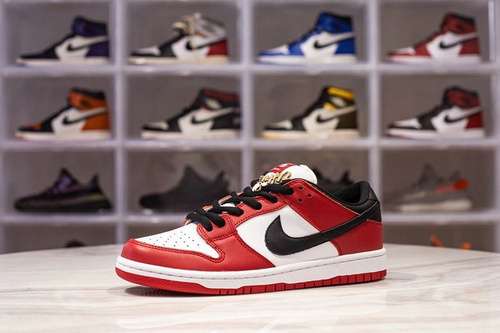 450BQ6817600H12 DUNK LOW SB JPACK CHICAGO VARSITY REDBLACKWHITEUNISEX36485
