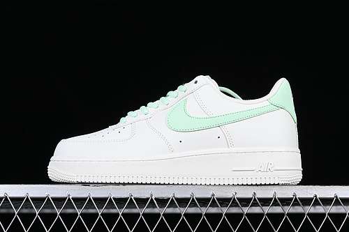 300CQ5059223AIR FORCE 1 07 LOW WHITEGREENWOMAN3639MAN4045