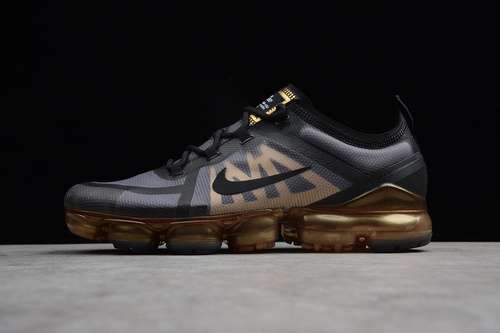 AR6631002VAPORMAX 2019 BLACKBLACKMETALLIC GOLDWOMAN3639MAN4045OGHP00160