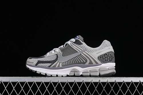 【300】[FD0791-012][ZOOM VOMERO 5 LIGHT IRON ORE/METALLIC SILVER/PHOTON DUST/FLAT PEWTER/SUMMIT WHITE]