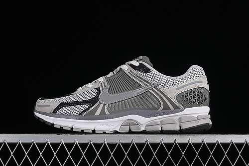 【300】[FD0791-012]-[ZOOM VOMERO 5 LIGHT IRON ORE/METALLIC SILVER/PHOTON DUST/FLATPEWTER/SUMMIT WHITE]
