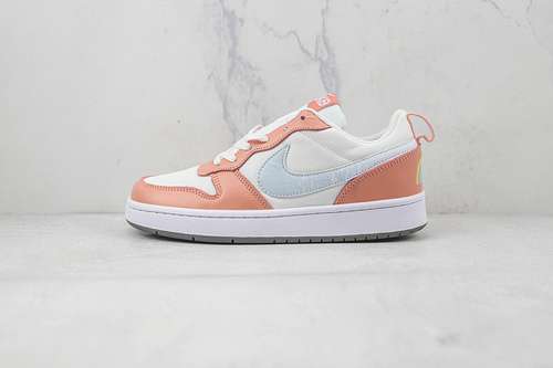 【300】[DM1216-100]-[COURT BOROUGH LOW 2 SE GS WHITE/LIGHT MADDER ROOT/CAVE STONE/AURA]-[UNISEX:36-45]