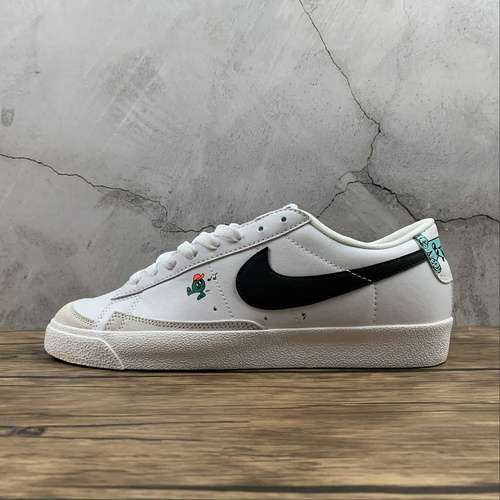 【250】[DJ5201-106]-[BLAZER LOW 77 GS THE WORLD IS YOUR PLAYGROUND WHITE/BRIGHT CRIMSON/STADIUM GREEN]