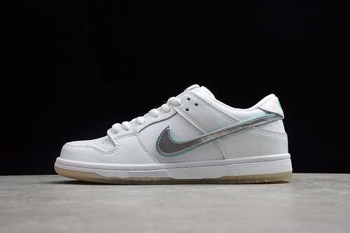 【360】[BV1310-100]-[SB DUNK LOW PRO OG QS DIAMOND SUPPLY WHITE/SILVER]-[UNISEX:36-45]