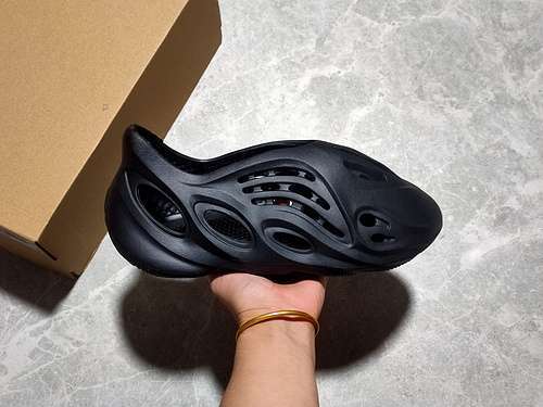 【260】[KANYE WEST X YEEZY FOAM RUNNER SLIDE BLACK/BLACK/BLACK]-[UNISEX:37-48.5]