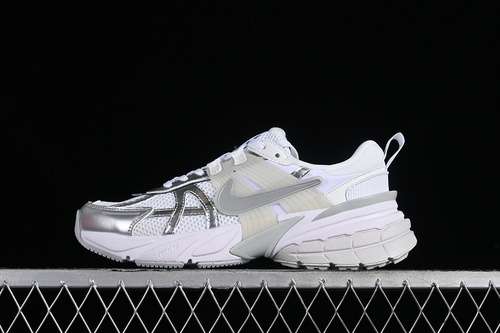 【300】[FD0736-104]-[V2K RUNTEKK 3XL METALLIC SILVER/WHITE]-[WOMAN:36-39]-[MAN:40-46]