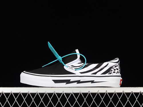 【250】[VN0A40DWN0Q]-[CLASSICS SLIP-ON BLACK/BLACK/WHITE]-[WOMAN:35-39]-[MAN:40-44]