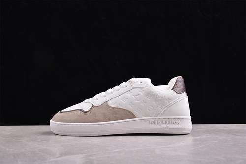 【442】[L*V TRAINER STADIUM WHITE/GREY]-[WOMAN:35-39]-[MAN:40-45]