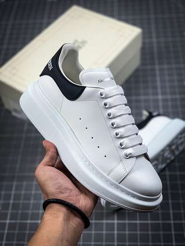 【580】[ALE*XANDER MC*QUEEN WHITE/WHITE/BLACK]-[WOMAN:35-39]-[MAN:40-44]