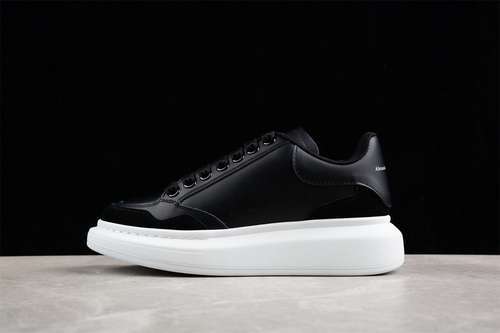 【560】[WHGP7]-[MCQUEEN WHITE/BLACK]-[WOMAN:35-39]-[MAN:40-44]