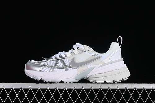 【260】[FD0736-104]-[V2K RUNTEKK RUN METALLIC SILVER/WHITE]-[WOMAN:36-39]-[MAN:40-45]