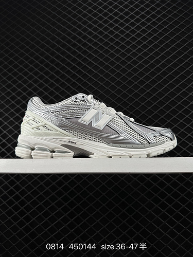 The 220 New Balance M2906 series retro sports shoes, known as the Treasure Dad shoes, are one of the