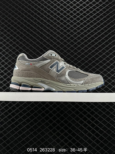 The latest 2002R series of 240 New Balance ML2002 retro casual running shoes continues the classic t